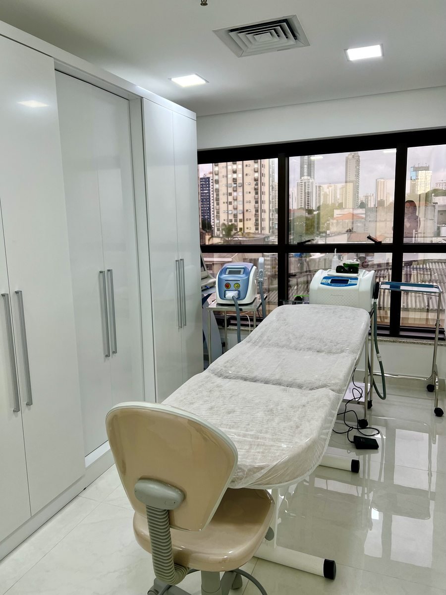 Sala com equipamentos de laser e luz intensa pulsada